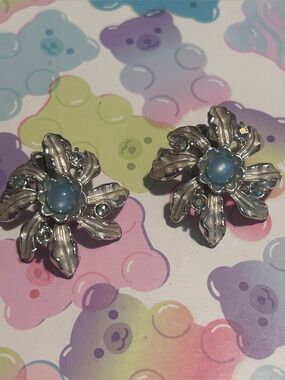 Vintage 1950s 1960s Judy Lee Blue Flower Clip On Earrings